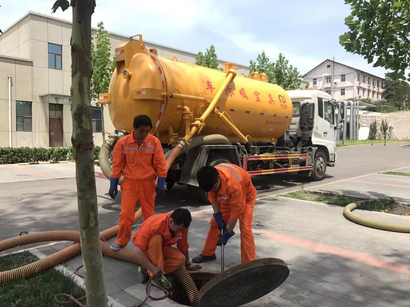 东方管道疏通车停在窨井附近