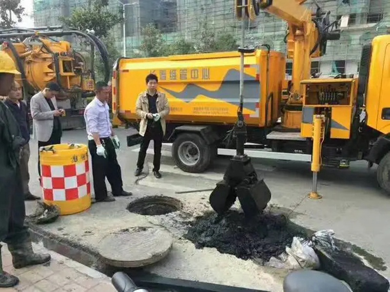 东方街道：网格员化身“清道夫”，为民解忧疏通“堵心”化粪池