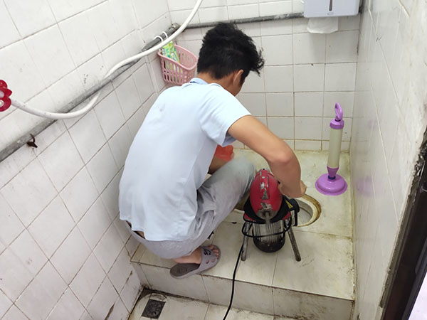 东方肥皂掉到马桶里把马桶堵住了怎么办？马桶堵住了怎么办