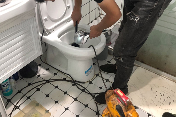 东方马桶堵塞自己疏通还是找师傅？专业上门服务让你省时更省心