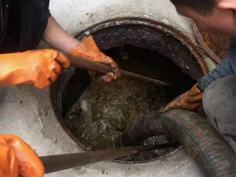 东方清理化粪池时如何避免沼气的危害？